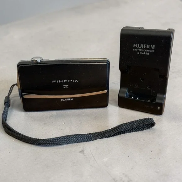 Fujifilm FinePix Z‎ Digital Camera Black Compact Point & Shoot + BC-45B Charger