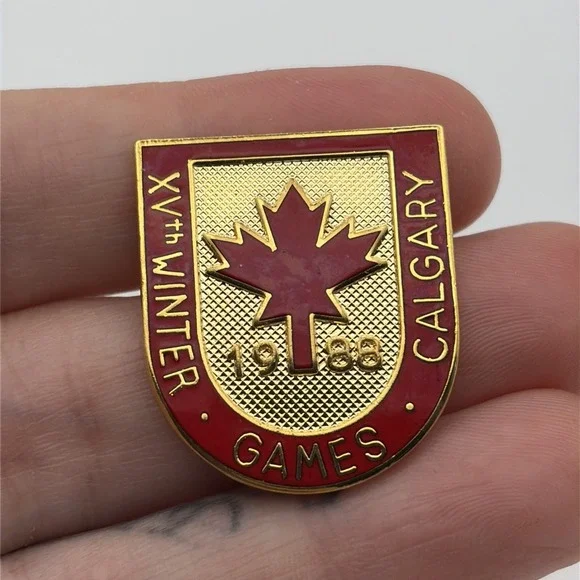 Vintage 1988 Calgary XV Winter‎ Olympic Games Pin Maple Leaf Shield Gold Tone