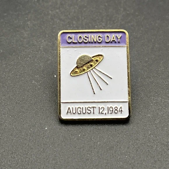 Vintage 1984 Los Angeles Olympics Closing Day August 12th UFO Lapel Hat Pin‎