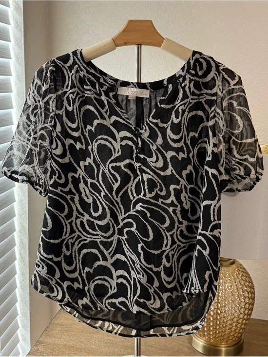 5 for $20 Deal- LOFT Black and White Abstract Puff-Sleeve Blouse- Size SP