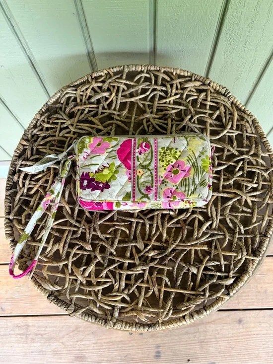 NWOT Vera Bradley Make Me Blush Zip Around Wristlet Wallet Retired