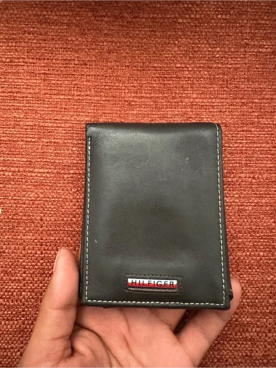 Tommy Hilfiger Black Leather Card & Key Holder with Logo Accent