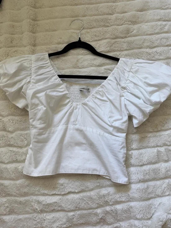 Abercrombie & Fitch White Puff Sleeve V-Neck Crop Top