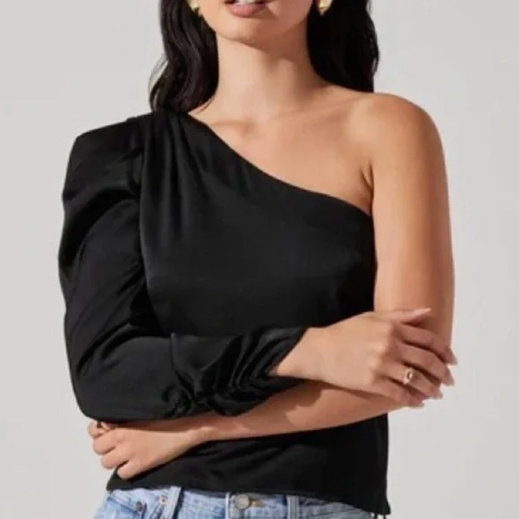 NWT ASTR the Label Silky Black One Sleeve Top Blouse, Small