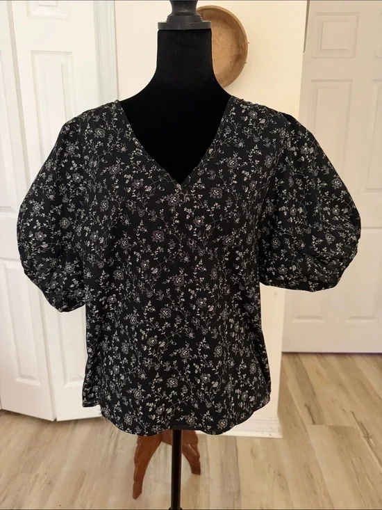 Madewell Black Floral V-Neck Puff-Sleeve Top