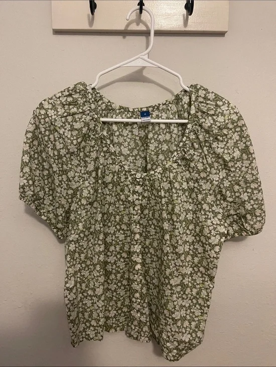 LIKE NEW Old Navy Green Floral Button-Up Puff Sleeve Blouse