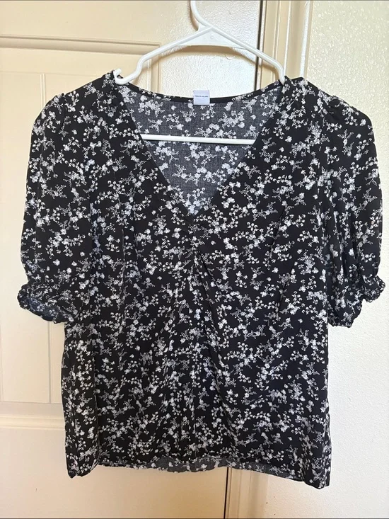 Old Navy Black Floral V-Neck Puff Sleeve Blouse
