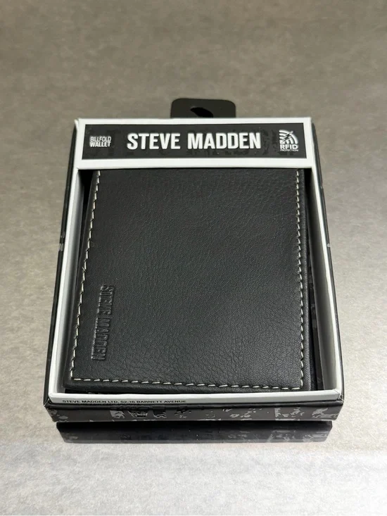 Steve Madden Black Bifold Card & Key Wallet with Contrast Stitching
