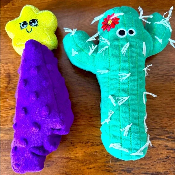 Star and Cactus Plush Crinkle Kicker Cat Toy