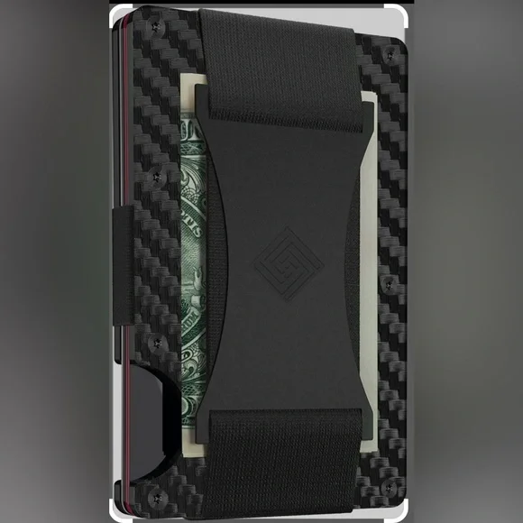 Leather men’s slim wallet in black for easy access