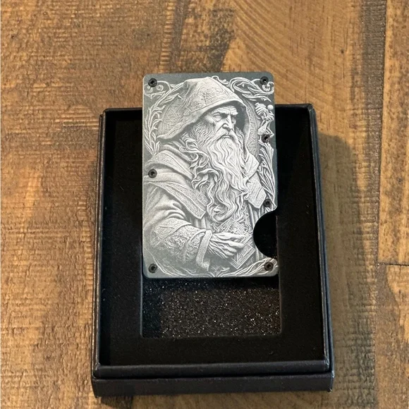 💳 Minimalist Laser Engraved RFID Blocking Wallet 💳