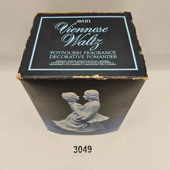 VINTAGE AVON VIENNESE WALTZ POTPOURRI FRAGRANCE DECORATIVE POMANDER FIGURINE
