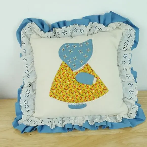 Vintage‎ Throw Pillow Granny Ruffle Eyelet Cottagecore Sunbonnet Sue Embroidered