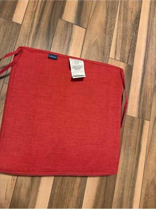 Arden Red Seat Cushion with Tie Straps (6)