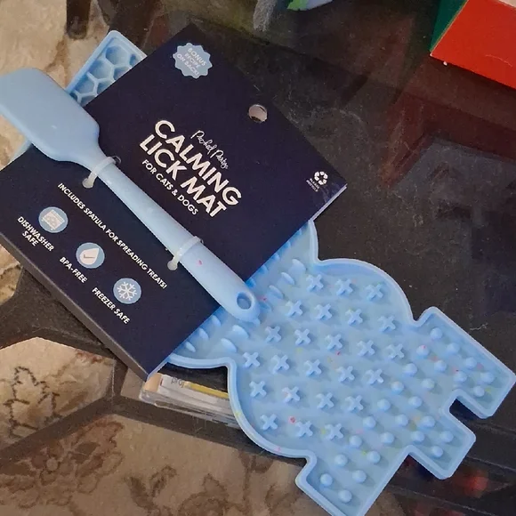WOOF CALMING LICK MAT AND SPATULA