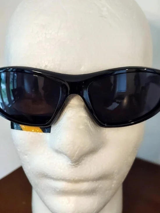 Black Y2K Wraparound sunglasses 🕶️