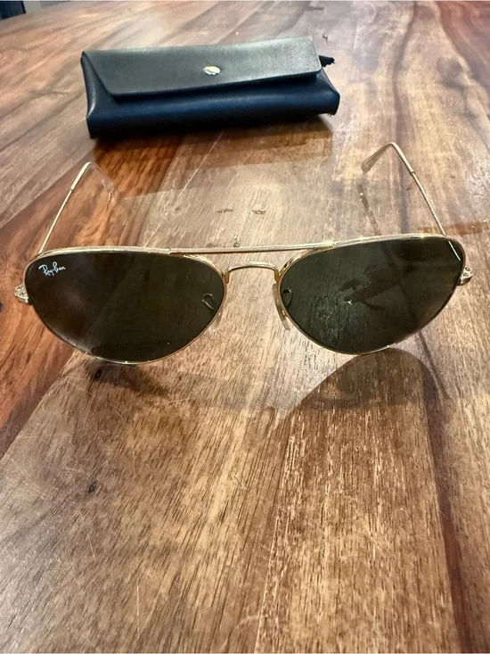 Ray-Ban Aviators Gold Frame Sunglasses with Dark Green Lenses