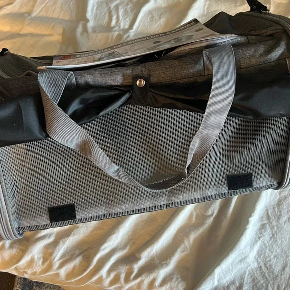 Pet shoulder carrier