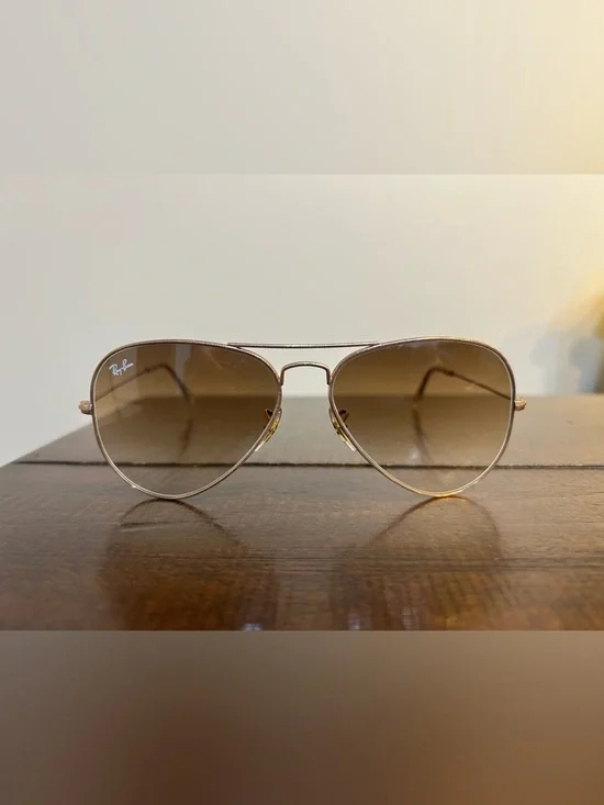 Ray-Ban Men’s Aviator Sunglasses in Gold with Brown Gradient Lenses