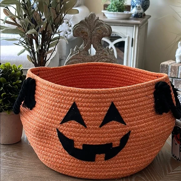 NEW! Classic Halloween Woven Pumpkin Jack-O-Lantern Basket with handles
