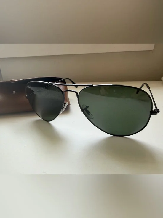 Black Ray Ban RB3025 aviator sunglasses.