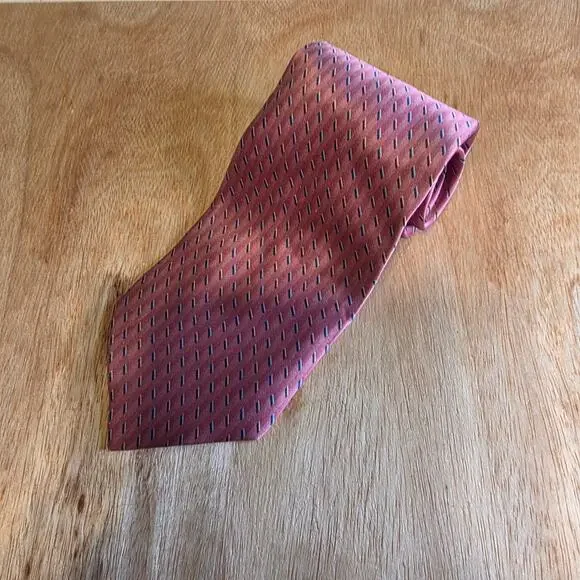 Bill Blass 100% Silk Tie pink with blue line detail 58' length 3.5' width