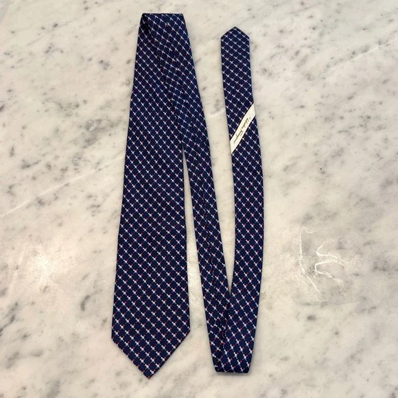 Salvatore Ferragamo Mens Navy Blue Silk Golf Tee Print Necktie Made in Italy