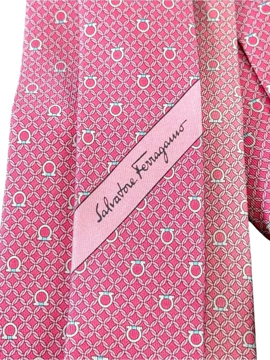 Salvatore Ferragamo 100% Silk Pink Gancini Tie Made in Italy Power Dressing