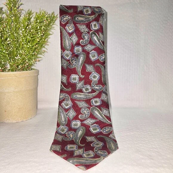ZYLOS GEORGE MACADO ITALIAN SILK TIE CRIMSON WITH GRAY PAISLEY DESIGN EUC