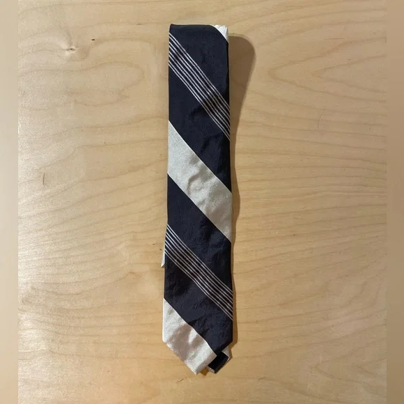 Brooks Brothers Elegant Black and Cream Striped Tie (OO)