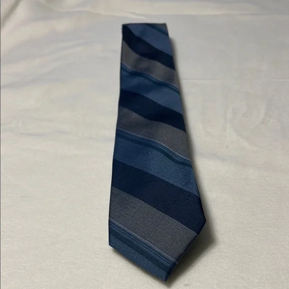 Ryan Seacrest distinction Tie