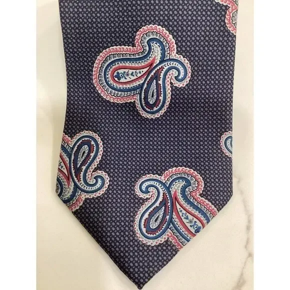 Meeting Street Gentlemen Clothiers Designer 100% Silk Gray Paisley Men’s TIE‎