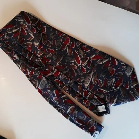 Oscar De La Renta Stdios tie