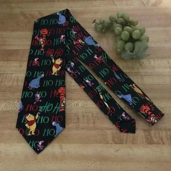 1150 WINNIE THE POOH Christmas necktie vintage  57 in X 4 in