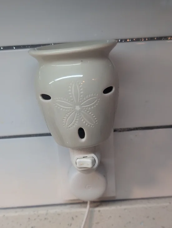 Scentsy Cream Ceramic Plug-In Warmer with Sand Dollar Design