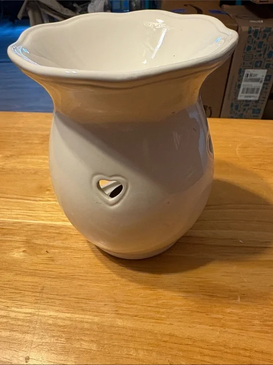 PartyLite White Ceramic Heart Cut-Out Wax Warmer