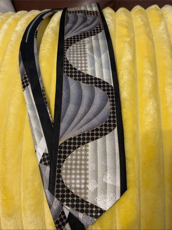 Jordan Craig Silver and Black Patterned Silk Tie