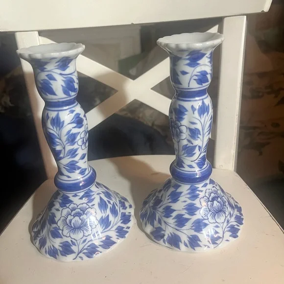 💃 2 candlestick with beautiful floral blue pattern. 01-PHX