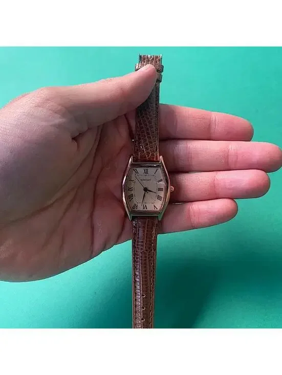 Minimalistic essential vintage style gold and leather style band watch. 9