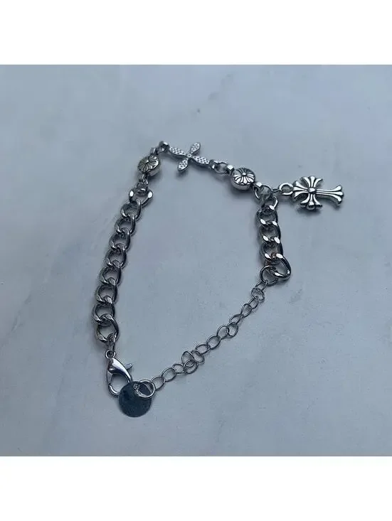 Y2k style gothic cross pendant silver bracelet. Comes new. Unisex. Ships from