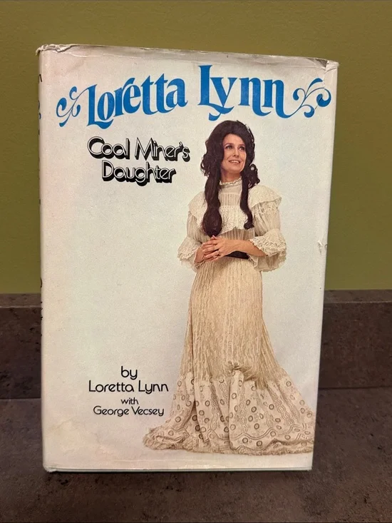 Loretta Lynn “Coal Miner’s Daughter”. 1976 vintage book