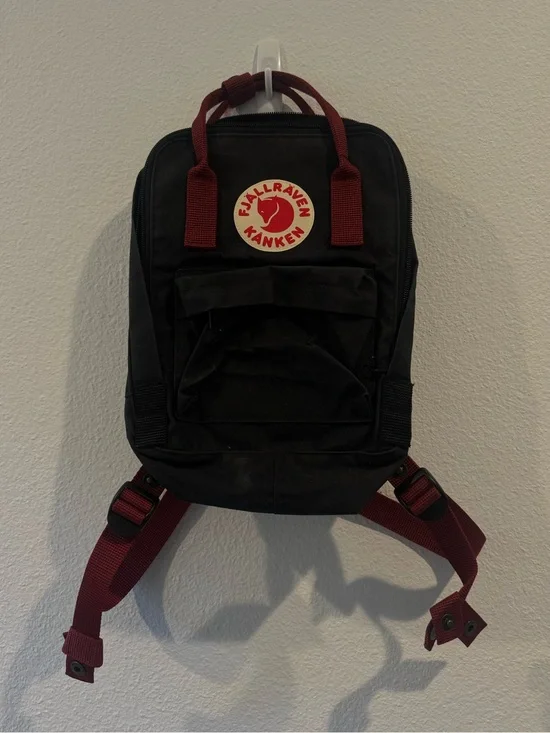 Fjallraven Kånken Mini Black with Burgundy Backpack