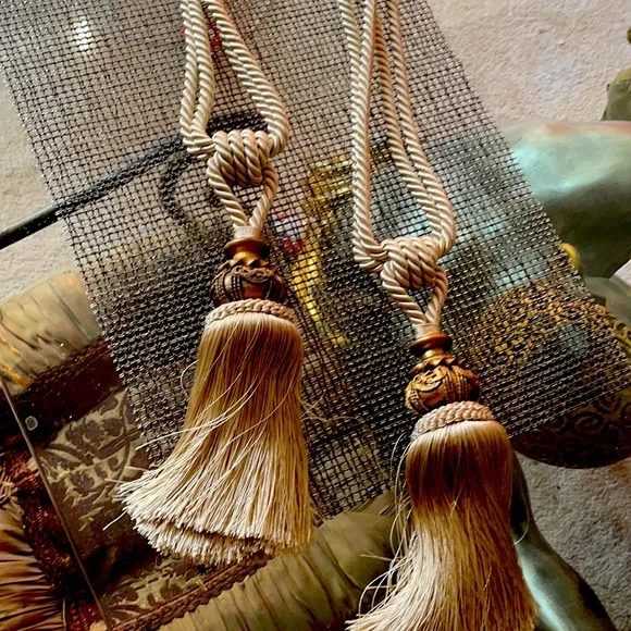 Curtain tassels
