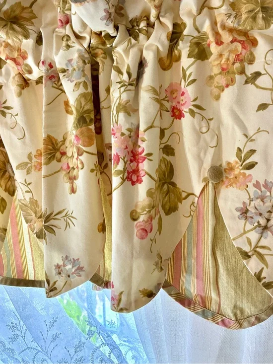 Vintage Waverly home classic Napoli cameo Scalloped Valance in Cream with pink