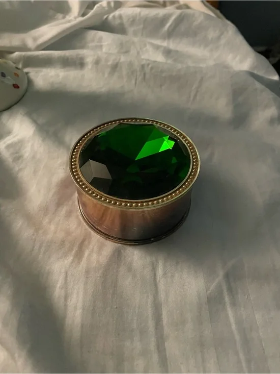 Decorative Green Faceted Trinket Box with Brass-Tone