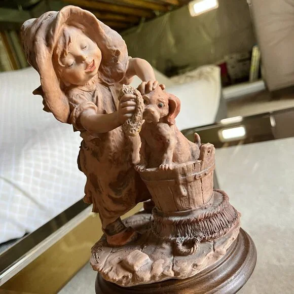 Gulliver's World Figurine  -‎ Theme -  Girl Washing Dog (c/x)