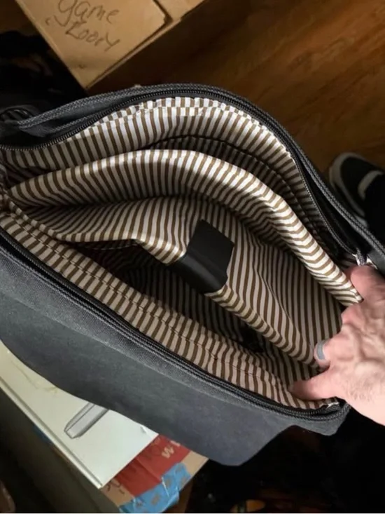 Source Unknown Black Laptop Messenger Bag with Cream & Brown Striped Lining