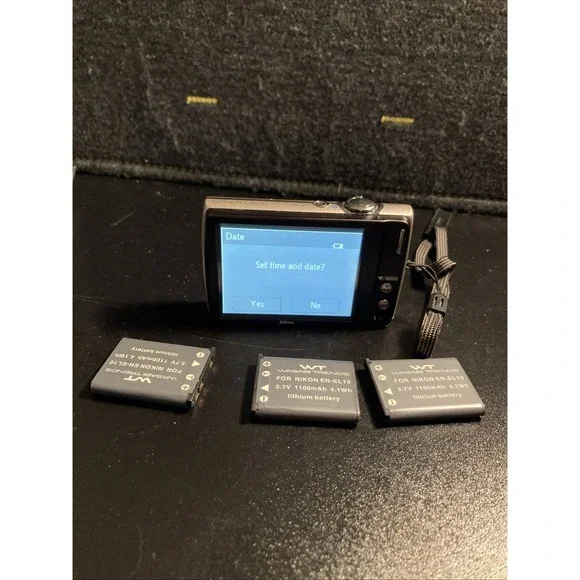 Nikon Coolpix S230 10MP - Silver -‎ w/ 4 Batteries!