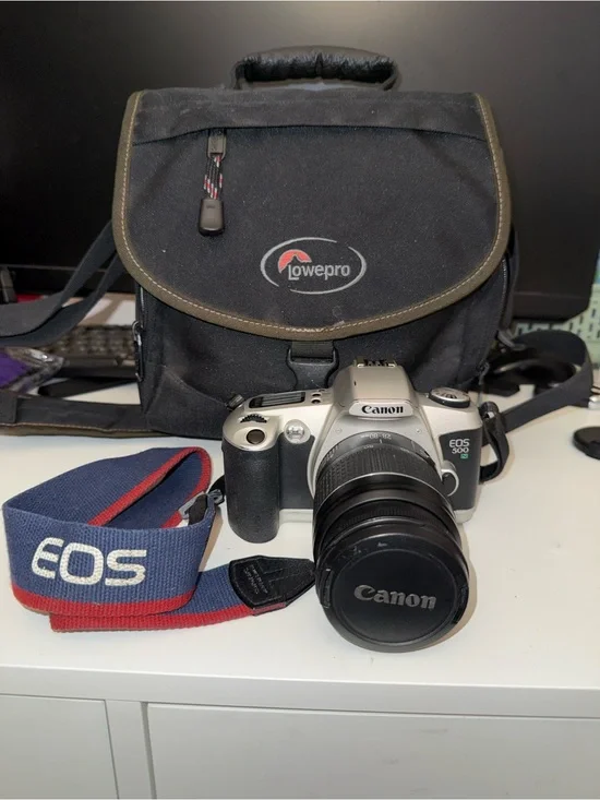 Canon EOS 500 DSLR with 28-80 Lens and bag