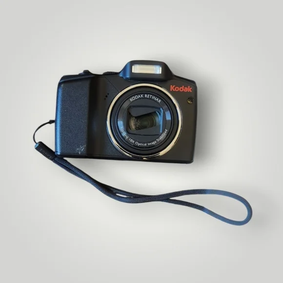 Kodak digital camera with sleek black finish Easyshare Z915 For Parts